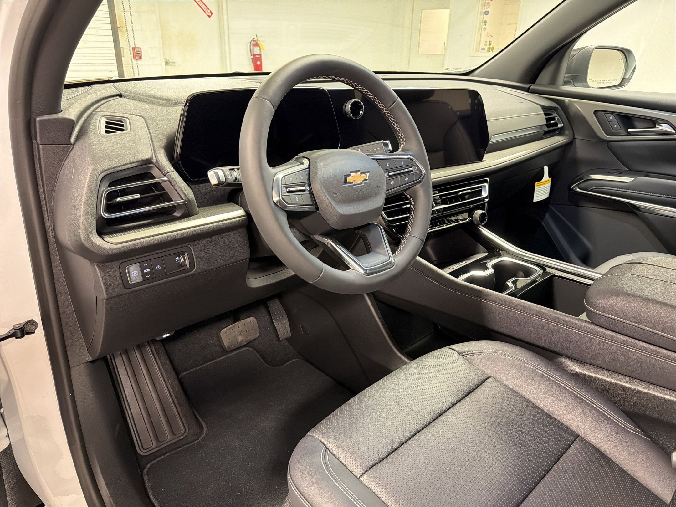 2026 Chevrolet Traverse LT photo 2