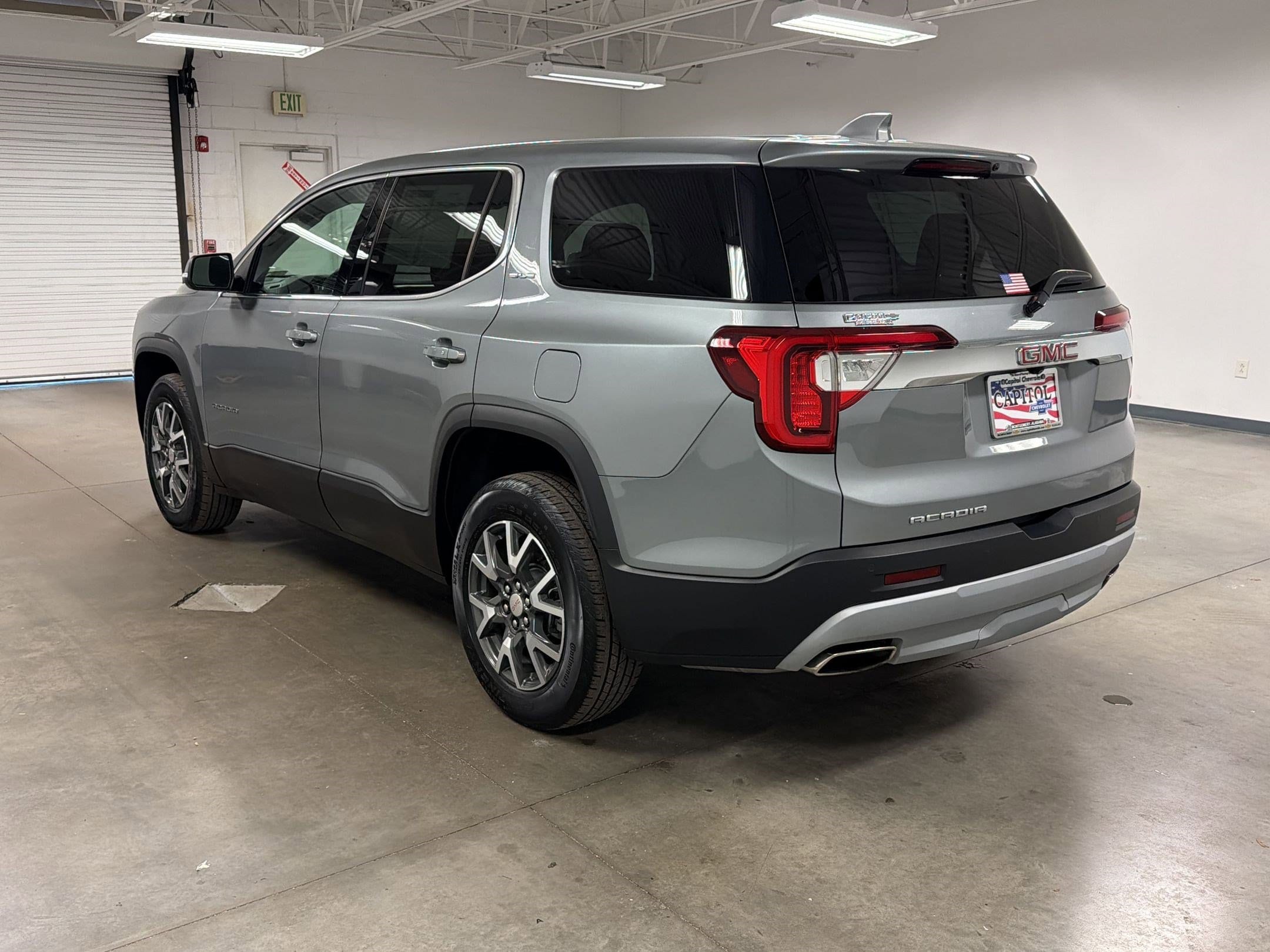 2023 GMC Acadia SLE photo 2