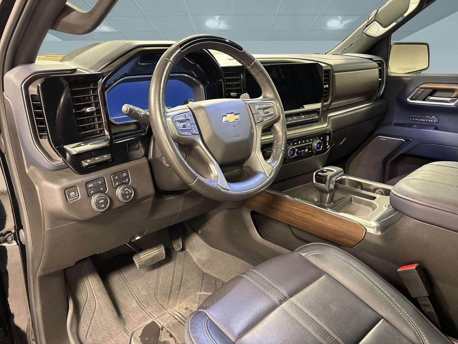 2023 Chevrolet Silverado 1500 High Country photo 2