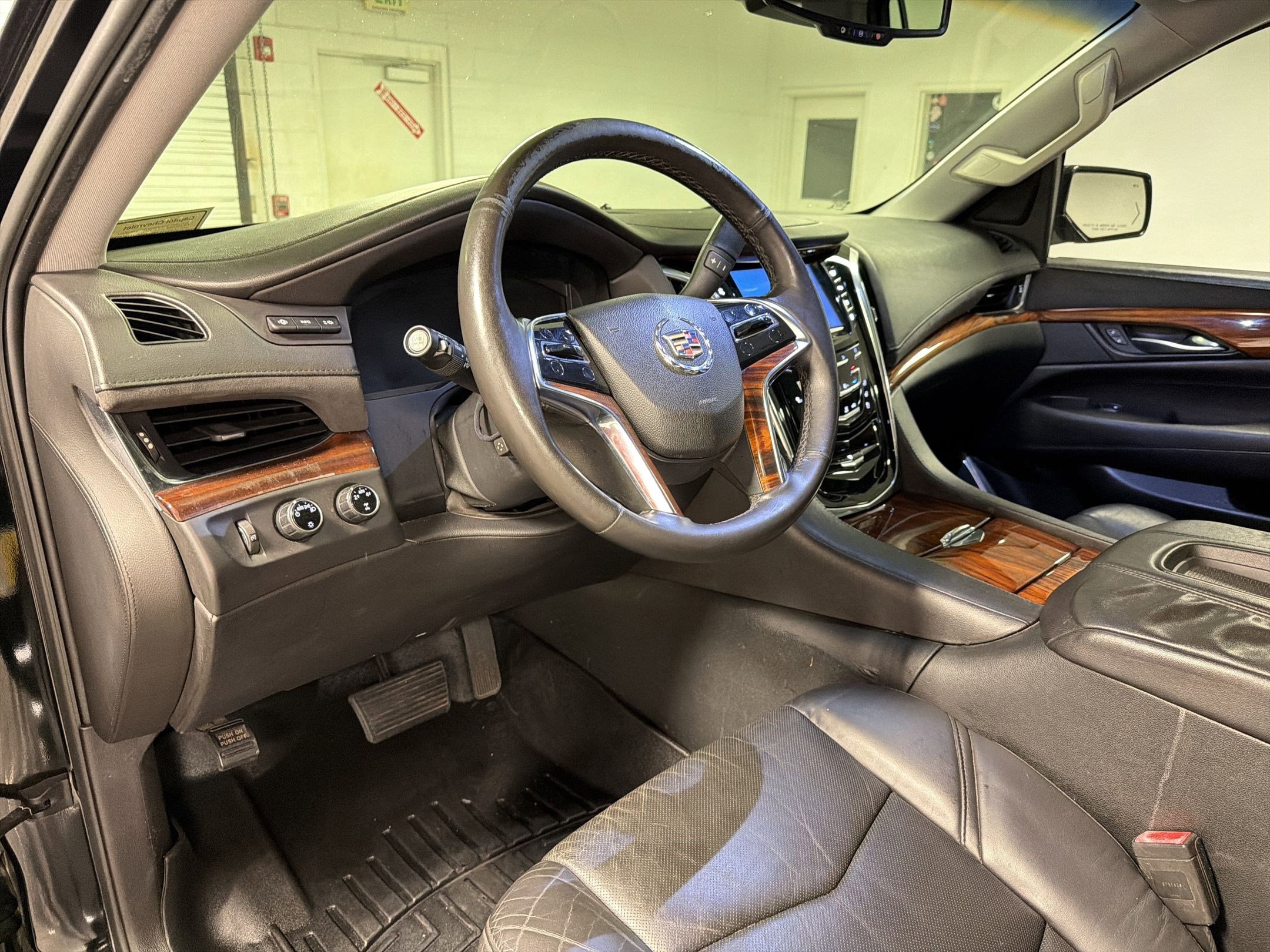 2015 CADILLAC Escalade Luxury photo 2