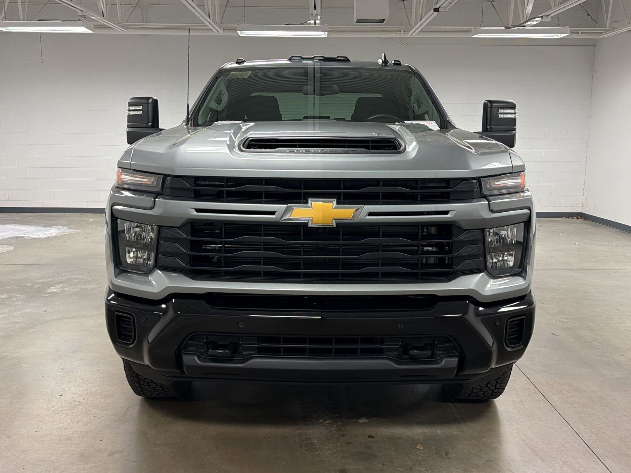 2026 Chevrolet Silverado 2500 HD Custom photo 4