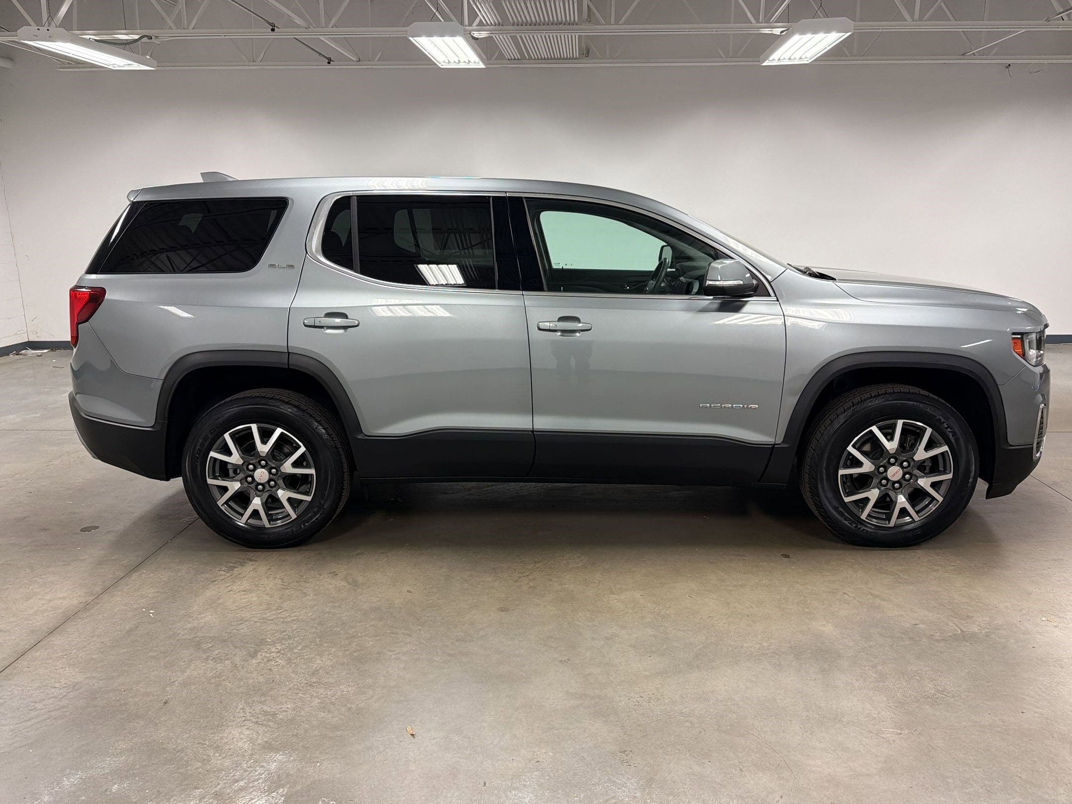 2023 GMC Acadia SLE photo 6