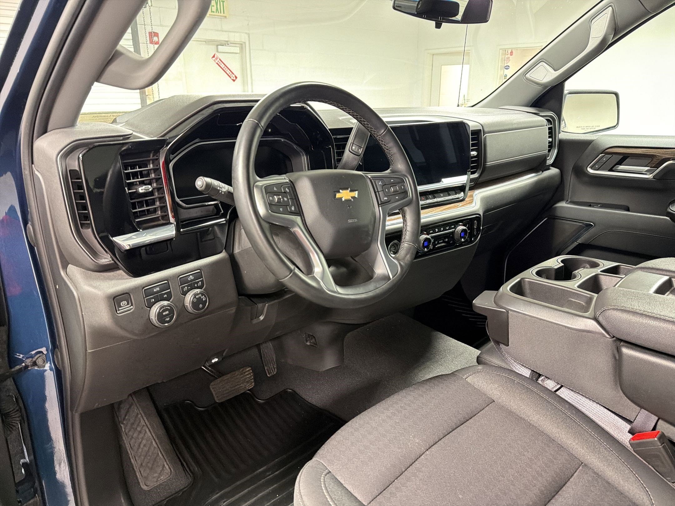2023 Chevrolet Silverado 1500 LT (2FL) photo 2