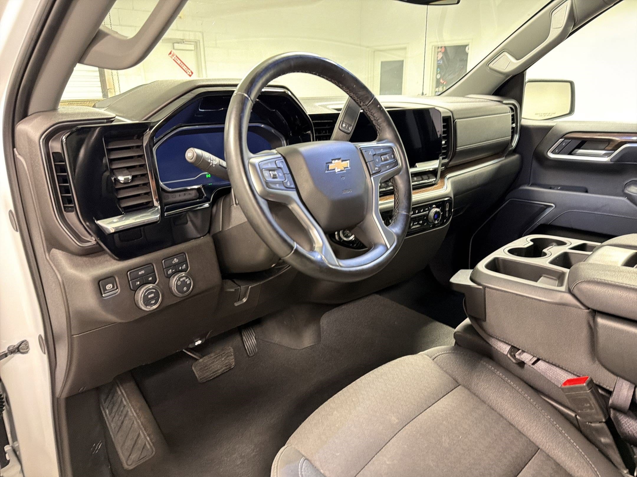 2025 Chevrolet Silverado 1500 LT photo 2