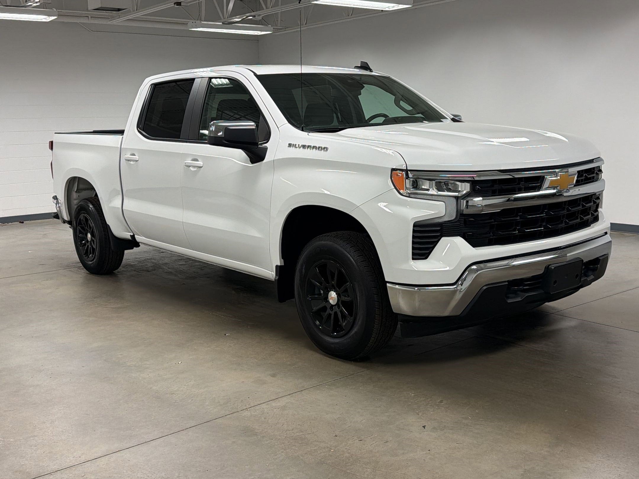 2025 Chevrolet Silverado 1500 LT photo 4