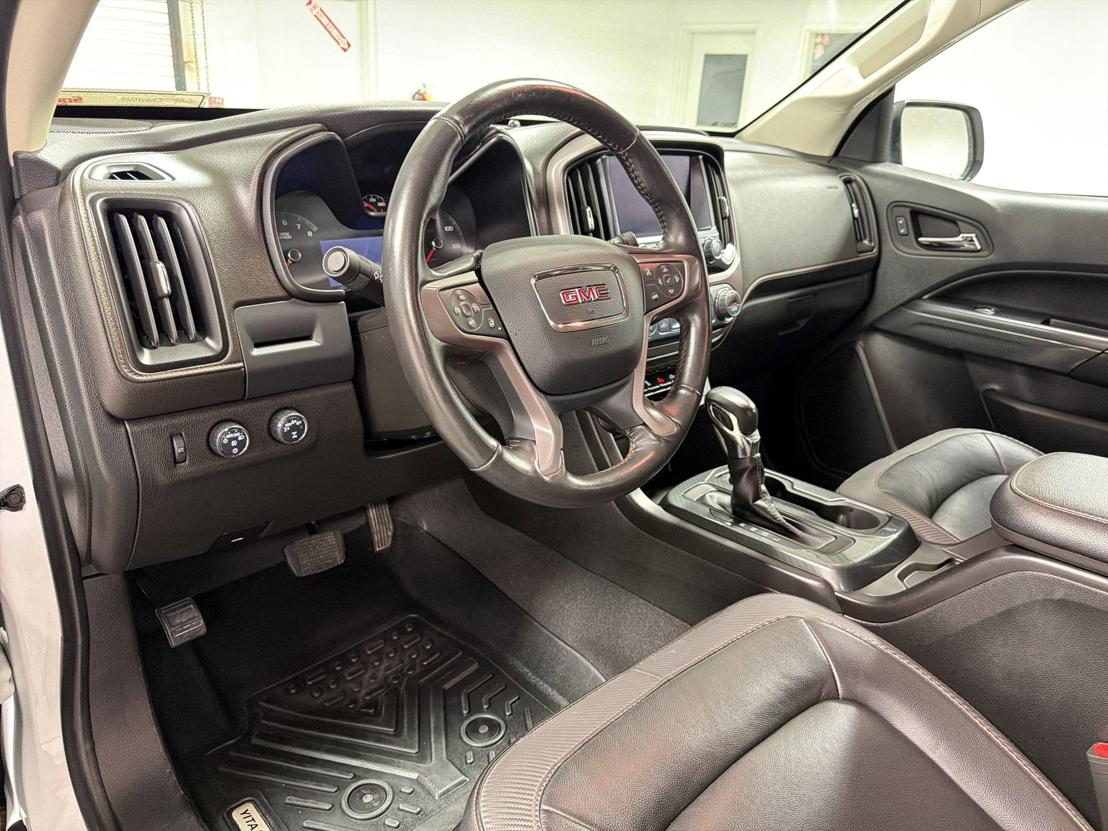 2022 GMC Canyon AT4 - Leather photo 3