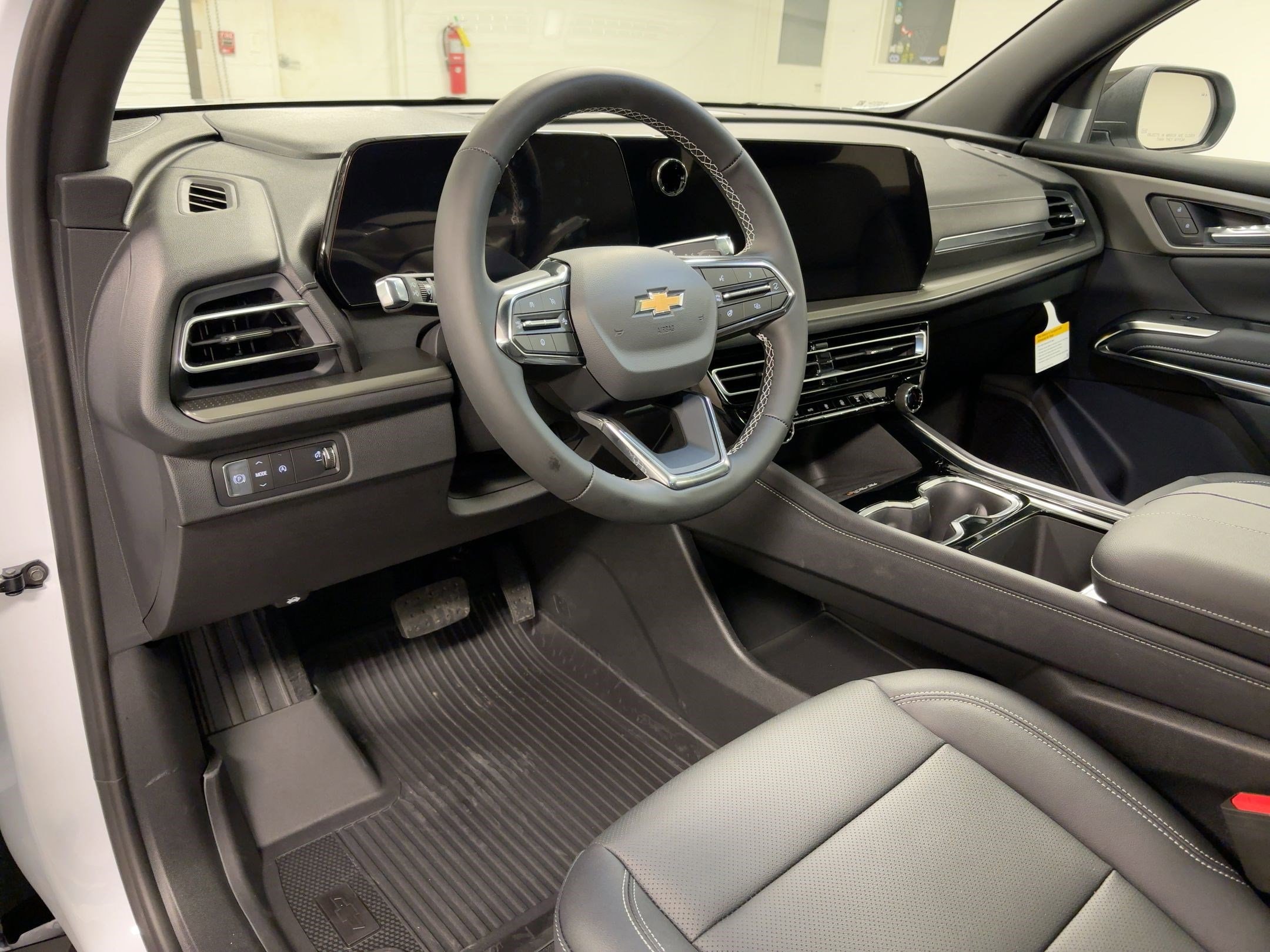 2026 Chevrolet Traverse LT photo 2