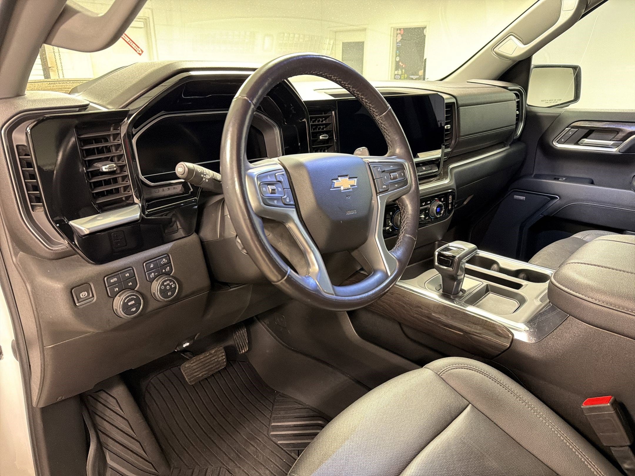 2023 Chevrolet Silverado 1500 LTZ photo 2