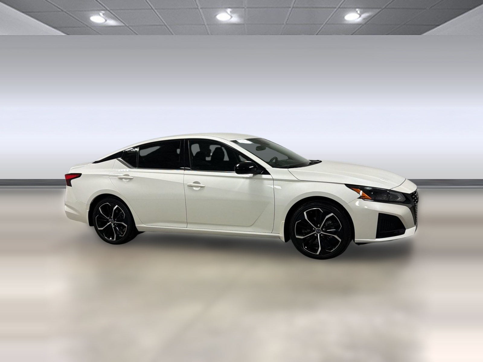 Altima SR FWD Sedan