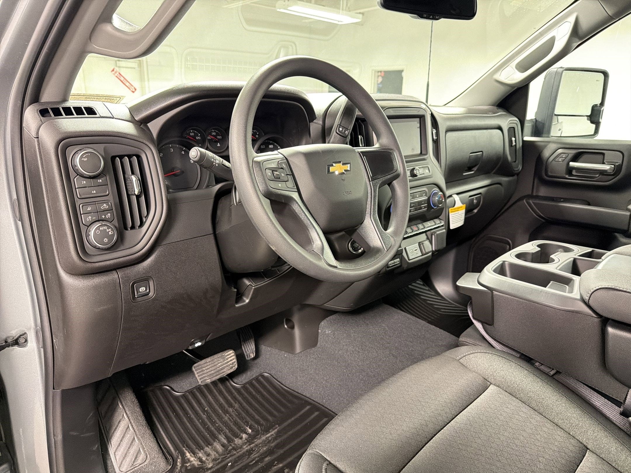 2026 Chevrolet Silverado 2500 HD Custom photo 2