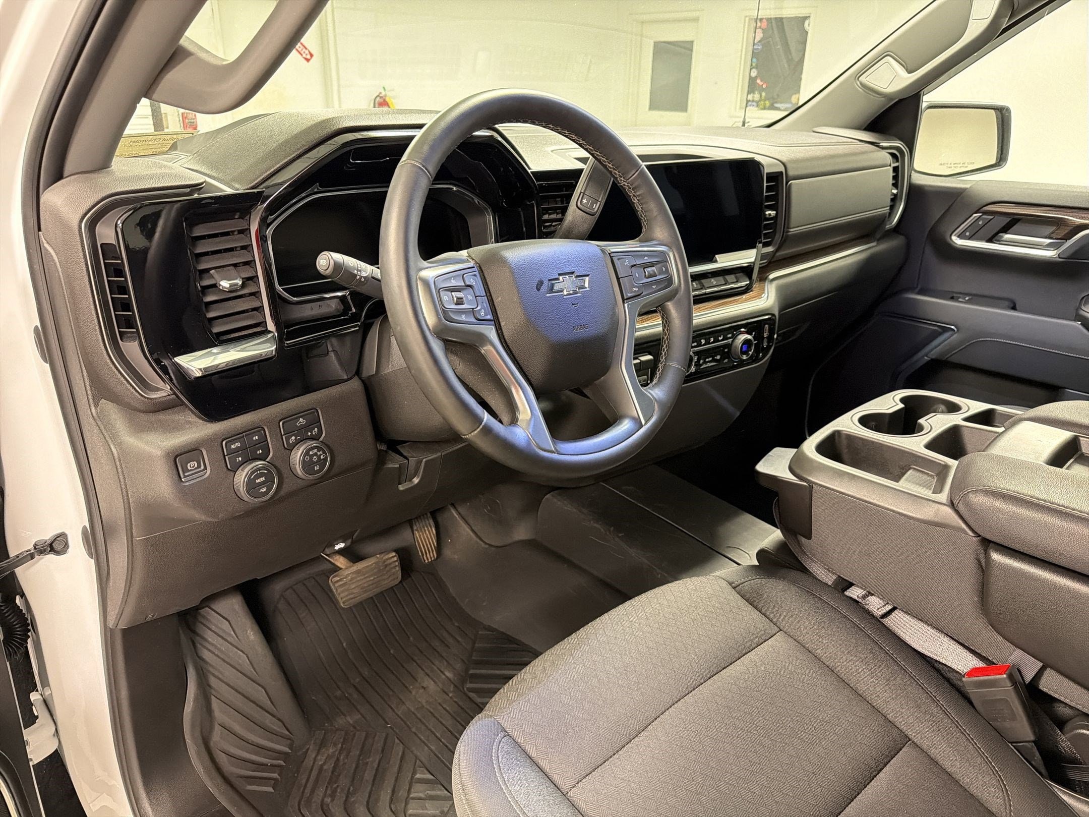 2023 Chevrolet Silverado 1500 RST photo 2