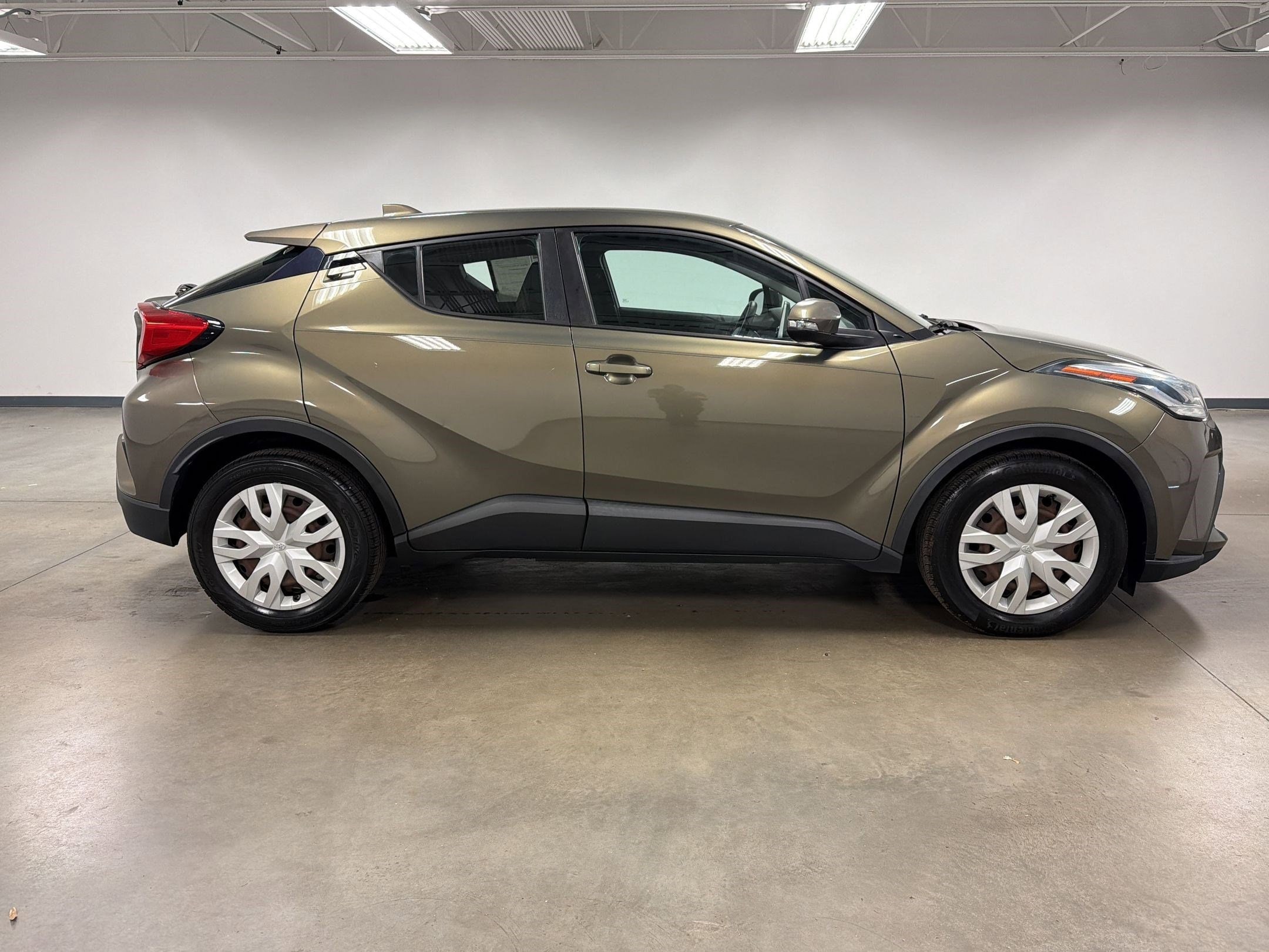 2021 Toyota C-HR LE photo 6