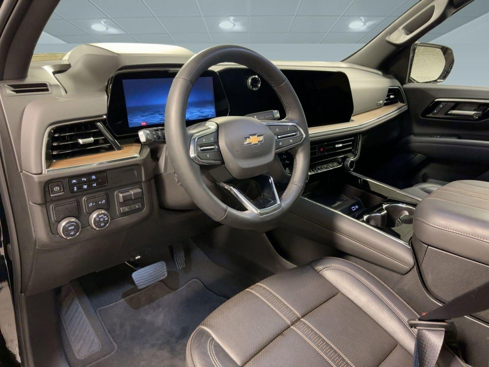 2025 Chevrolet Suburban High Country photo 2