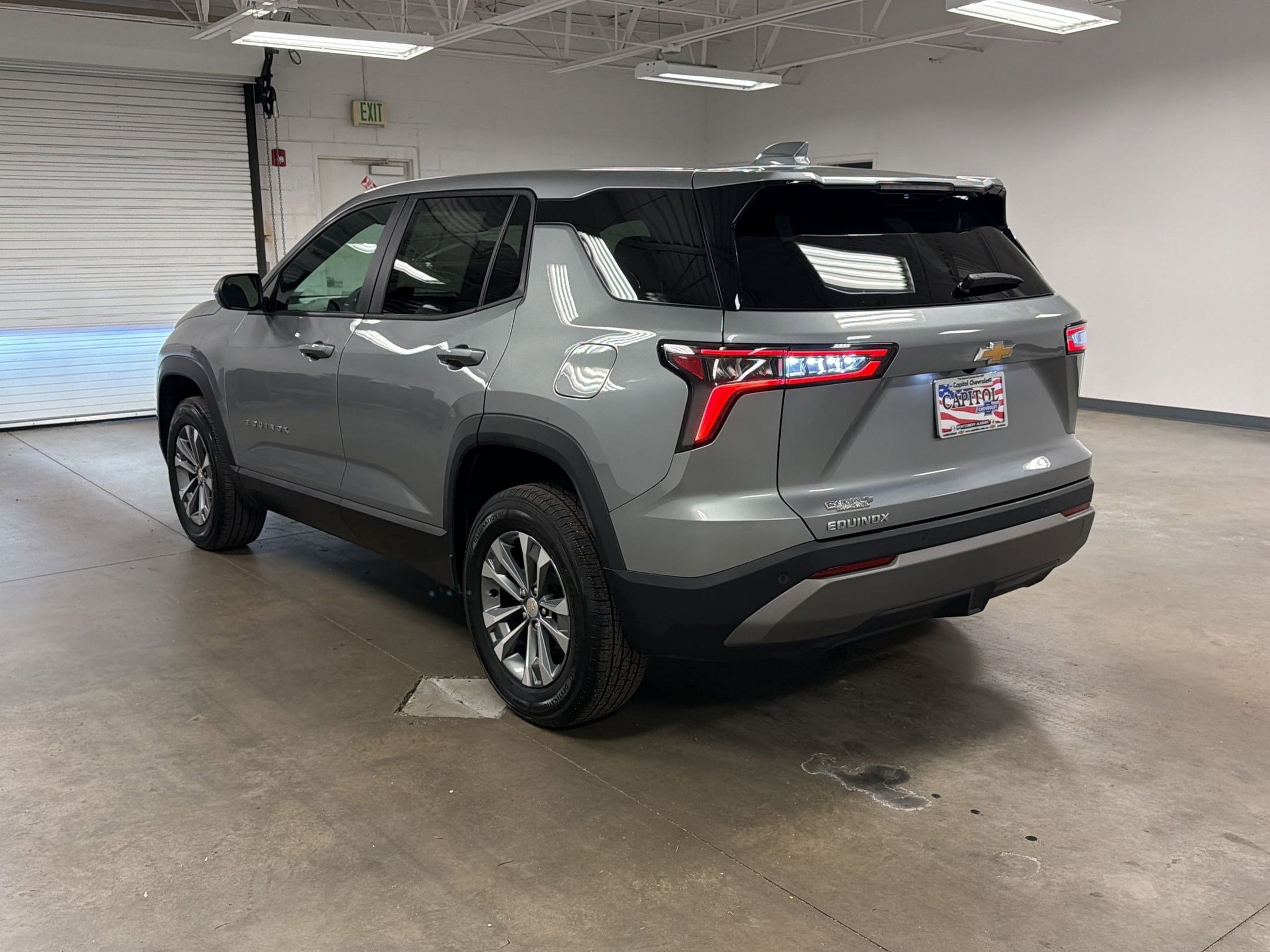 2025 Chevrolet Equinox LT photo 2