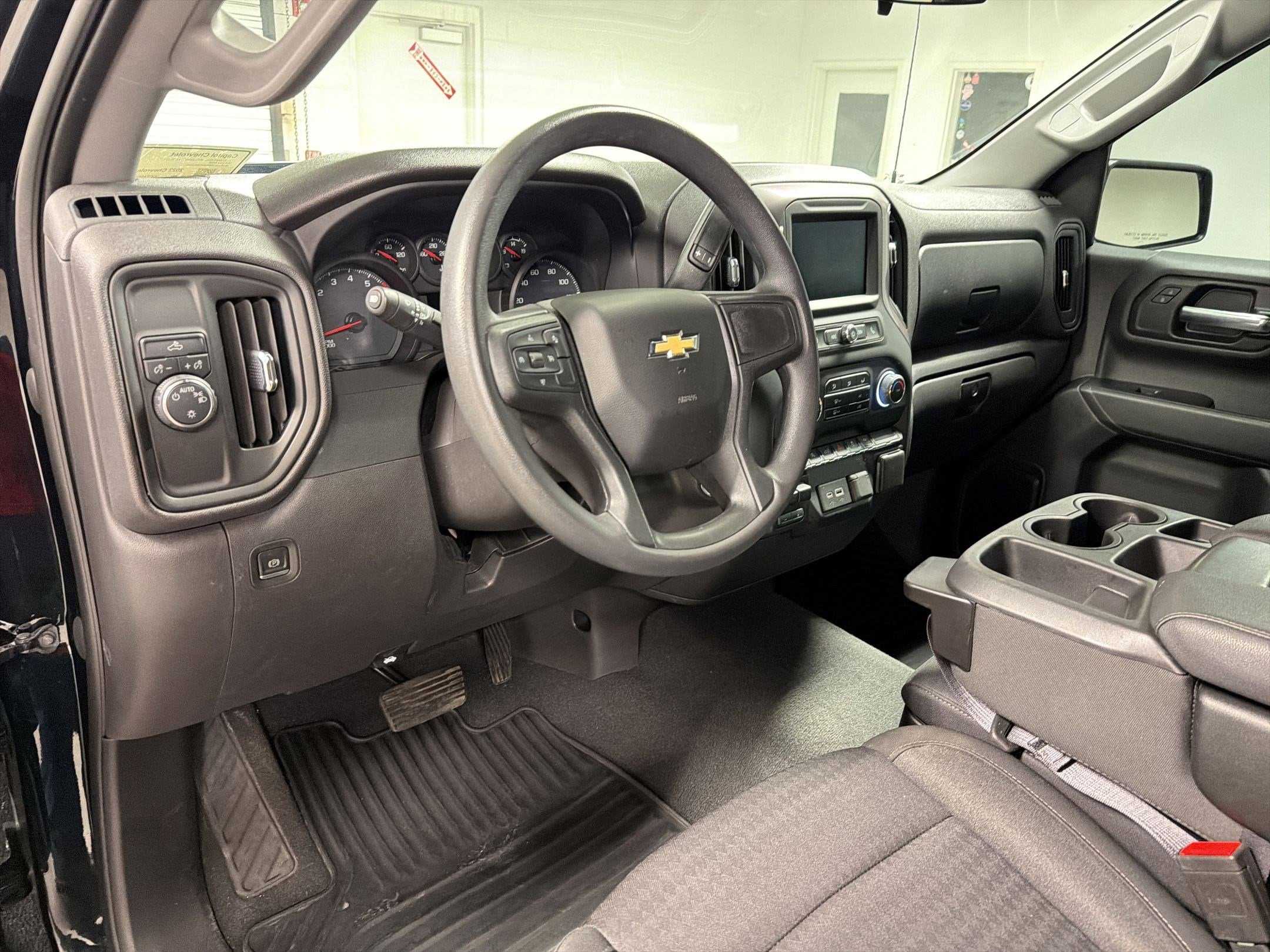 2023 Chevrolet Silverado 1500 Custom photo 2