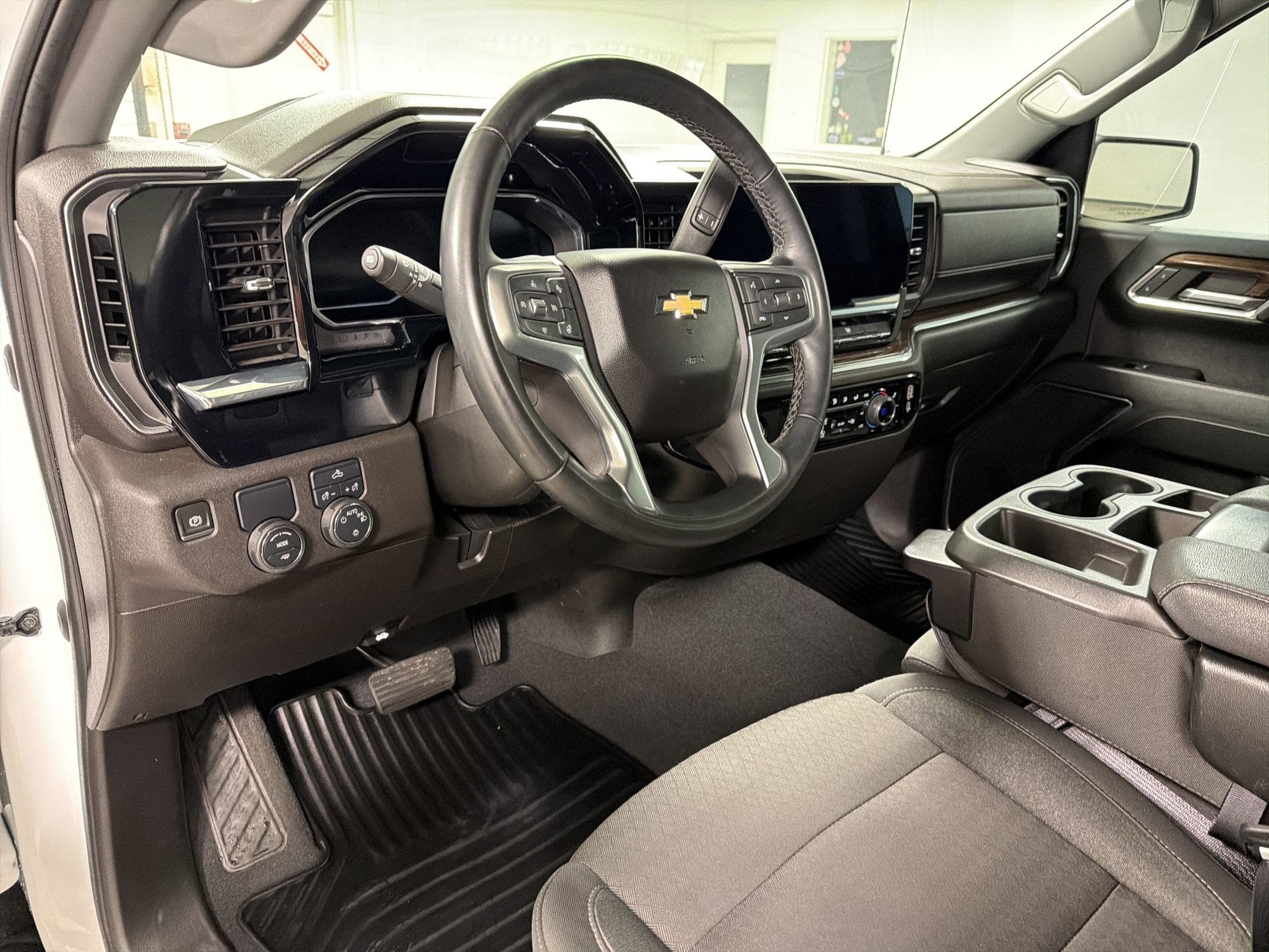 2024 Chevrolet Silverado 1500 LT photo 2