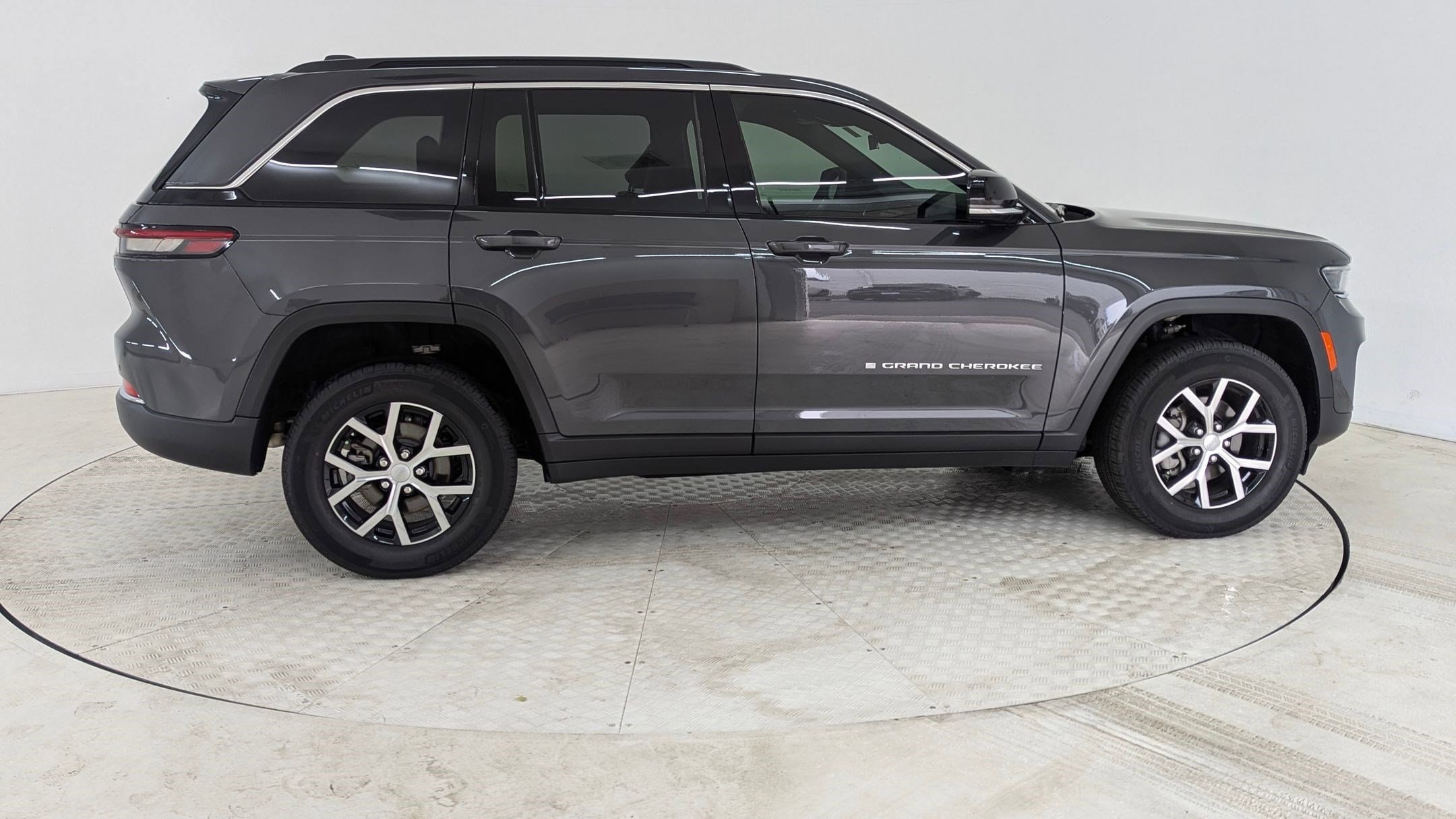 2025 Jeep Grand Cherokee Limited 4x2 photo 3
