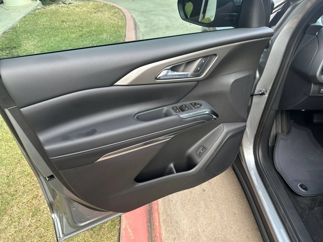 2027 Chevrolet Traverse LT SUV, photo 10
