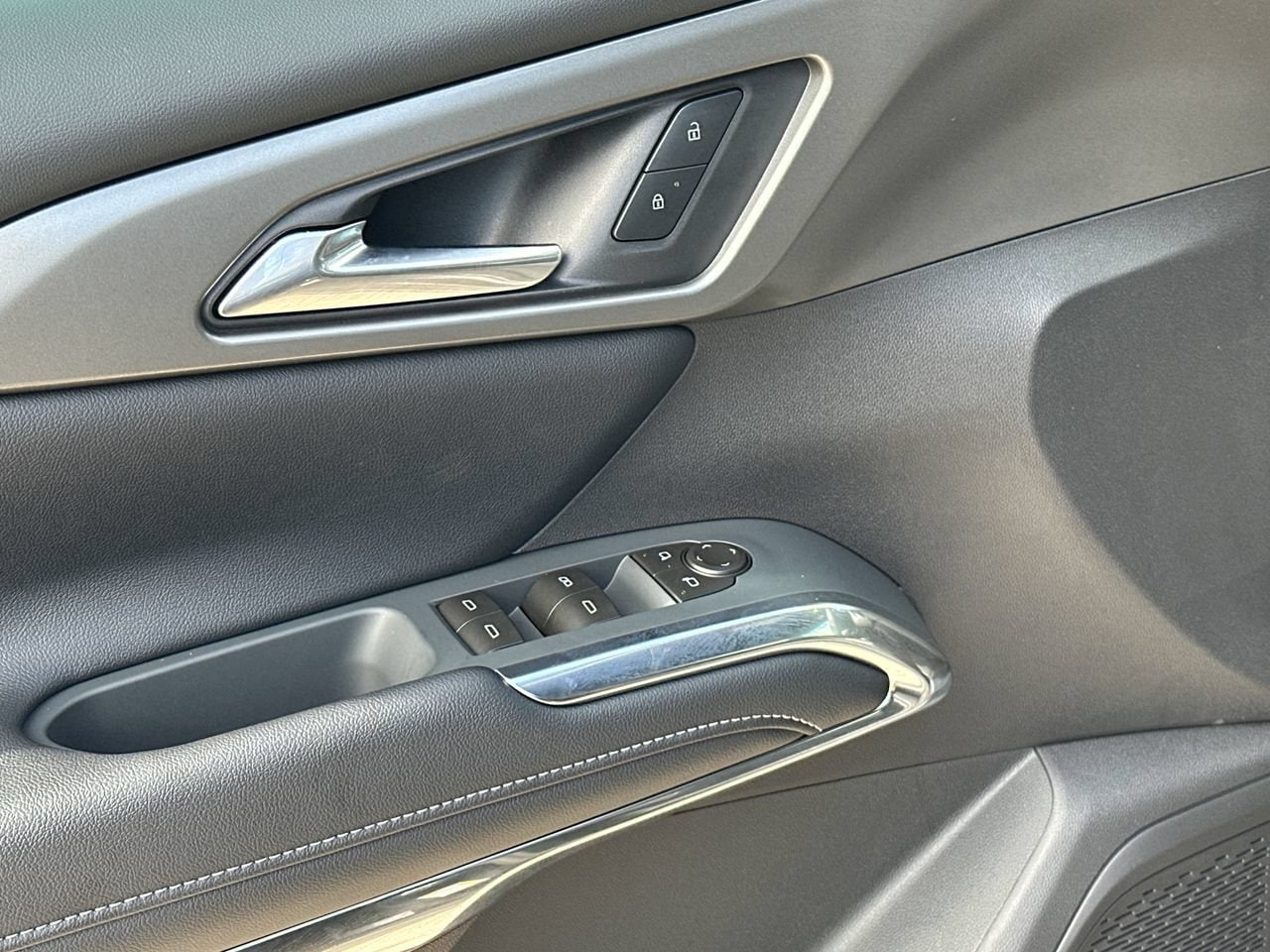 2027 Chevrolet Traverse LT SUV, photo 12