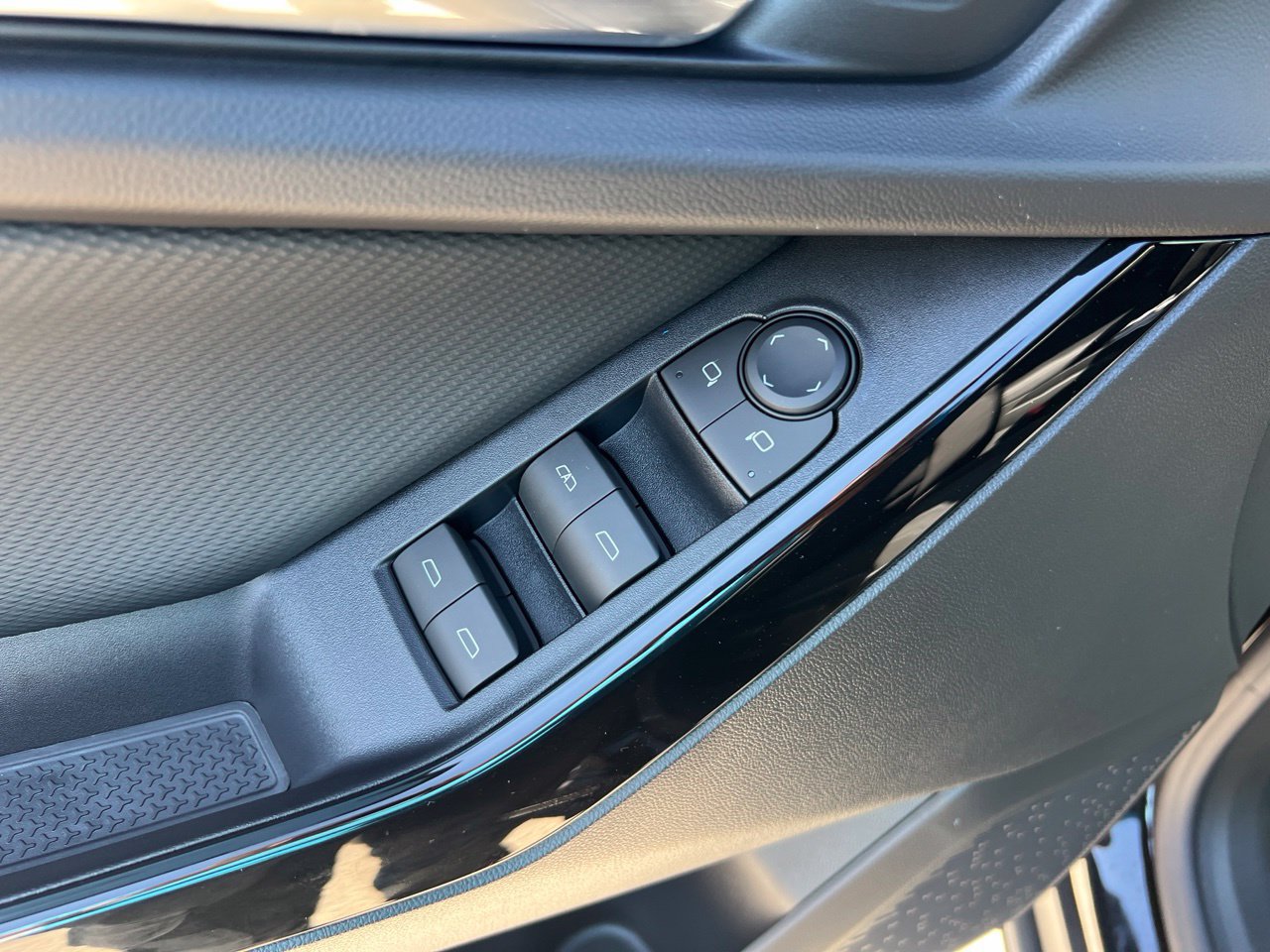 2027 Chevrolet Equinox LT SUV, photo 13