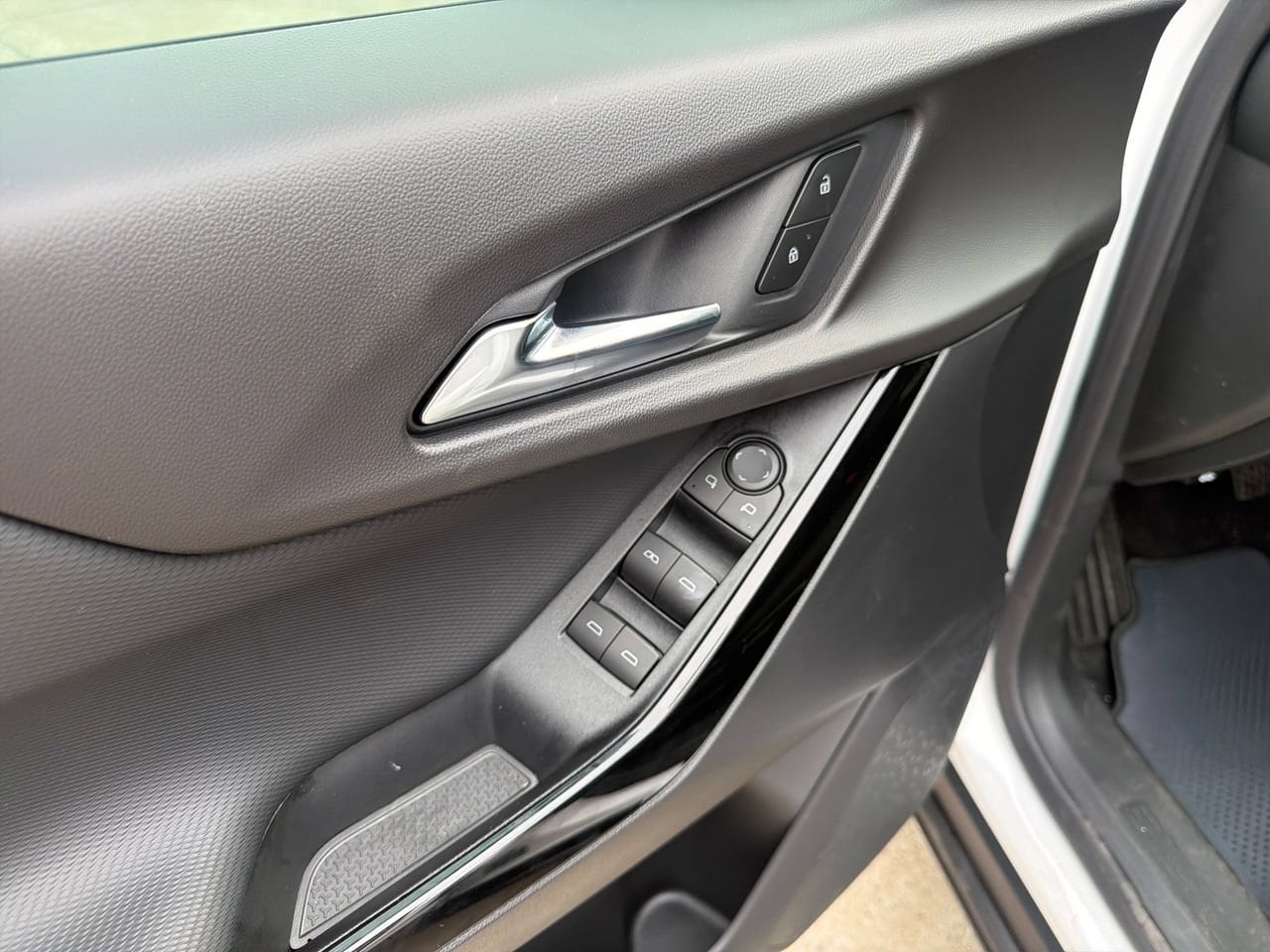 2027 Chevrolet Equinox LT - Photo 12