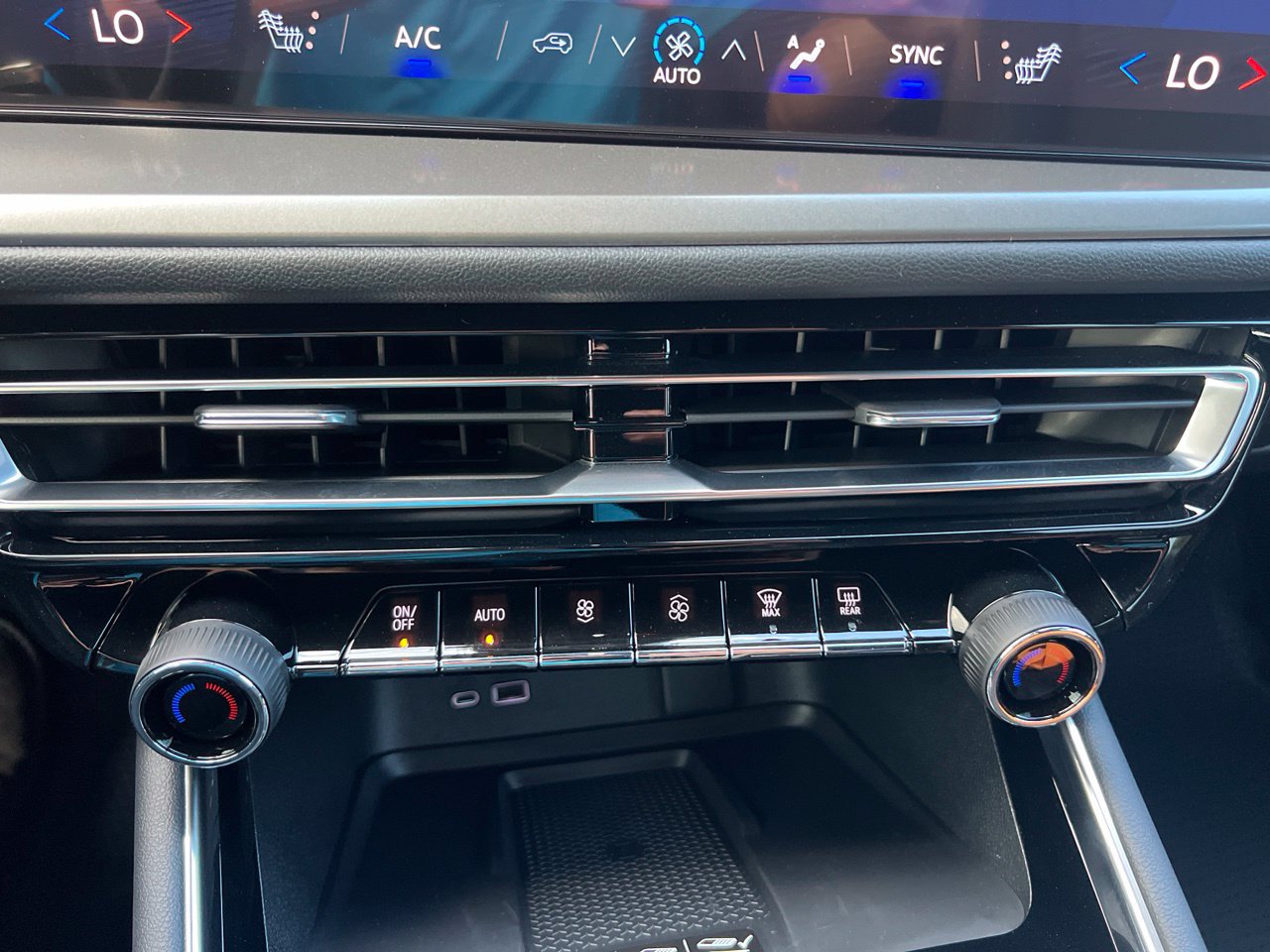 2027 Chevrolet Traverse LT SUV, photo 19
