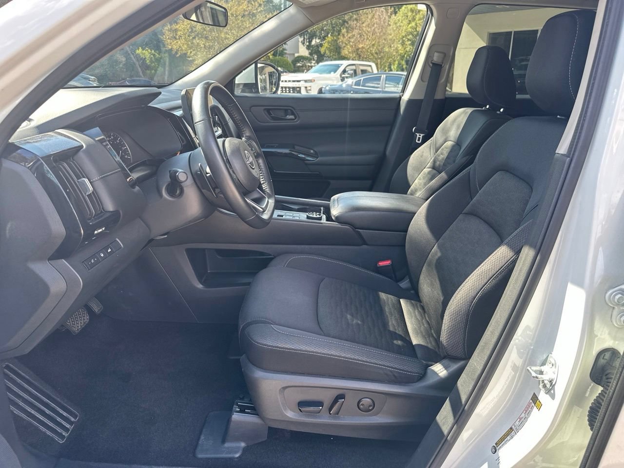 2025 Nissan Pathfinder SV - Photo 9