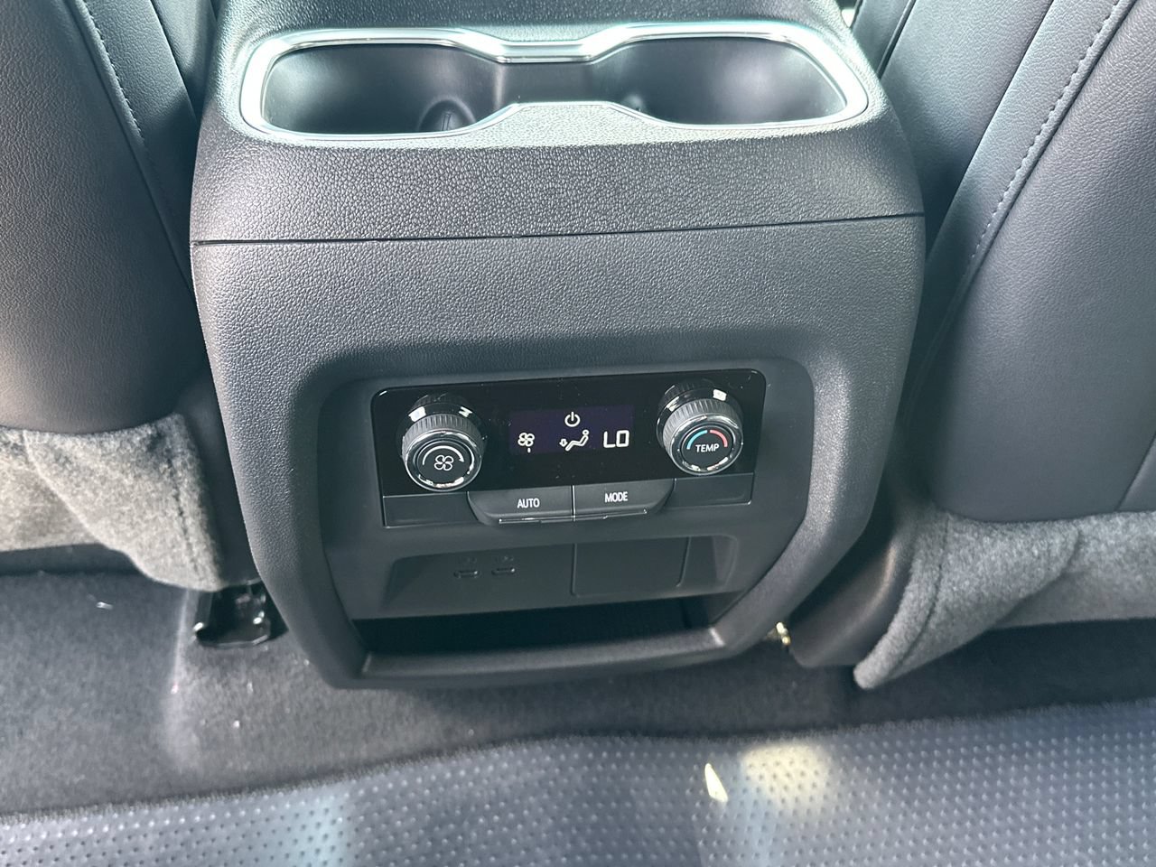 2027 Chevrolet Traverse LT SUV, photo 28