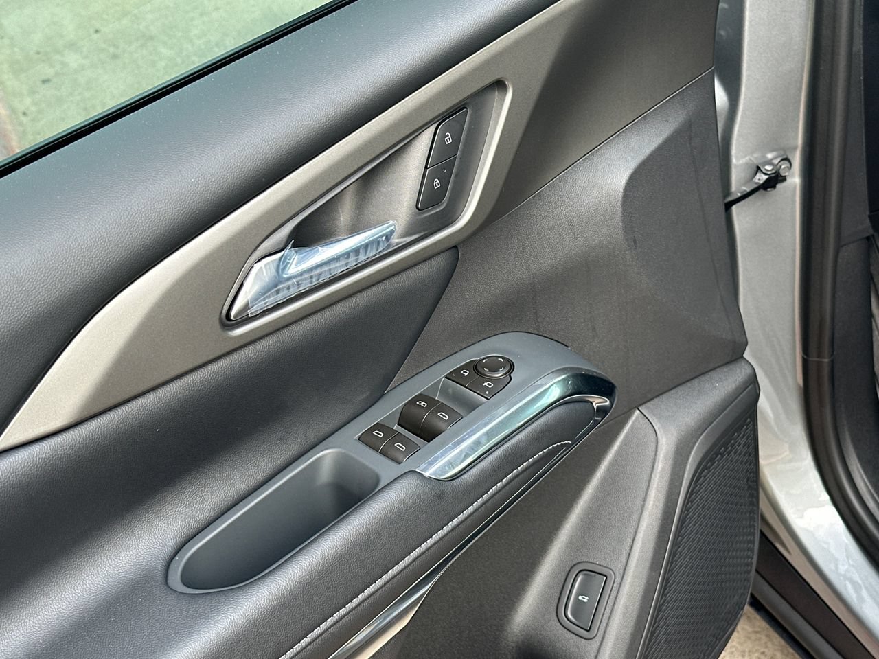2027 Chevrolet Traverse LT SUV, photo 11