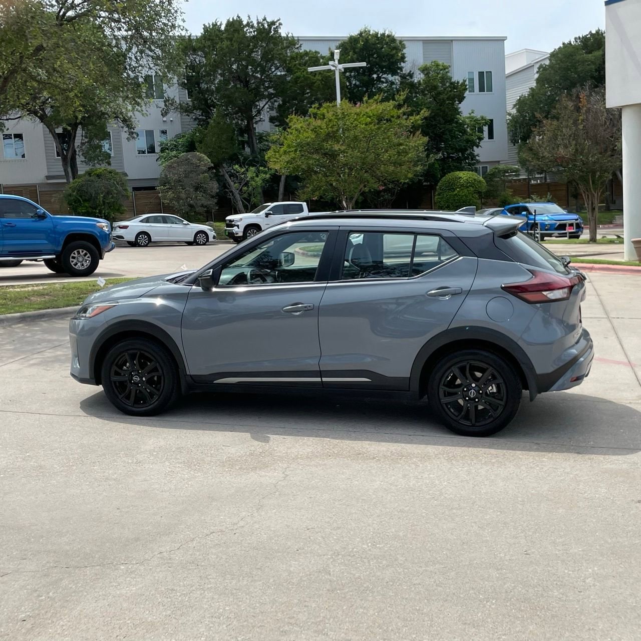 View vehicle photo 3