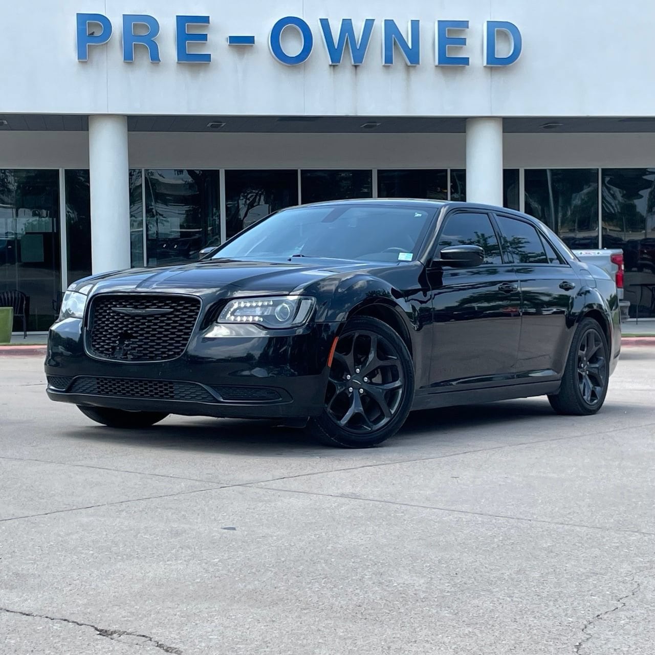 2021 Chrysler 300 Touring's photo