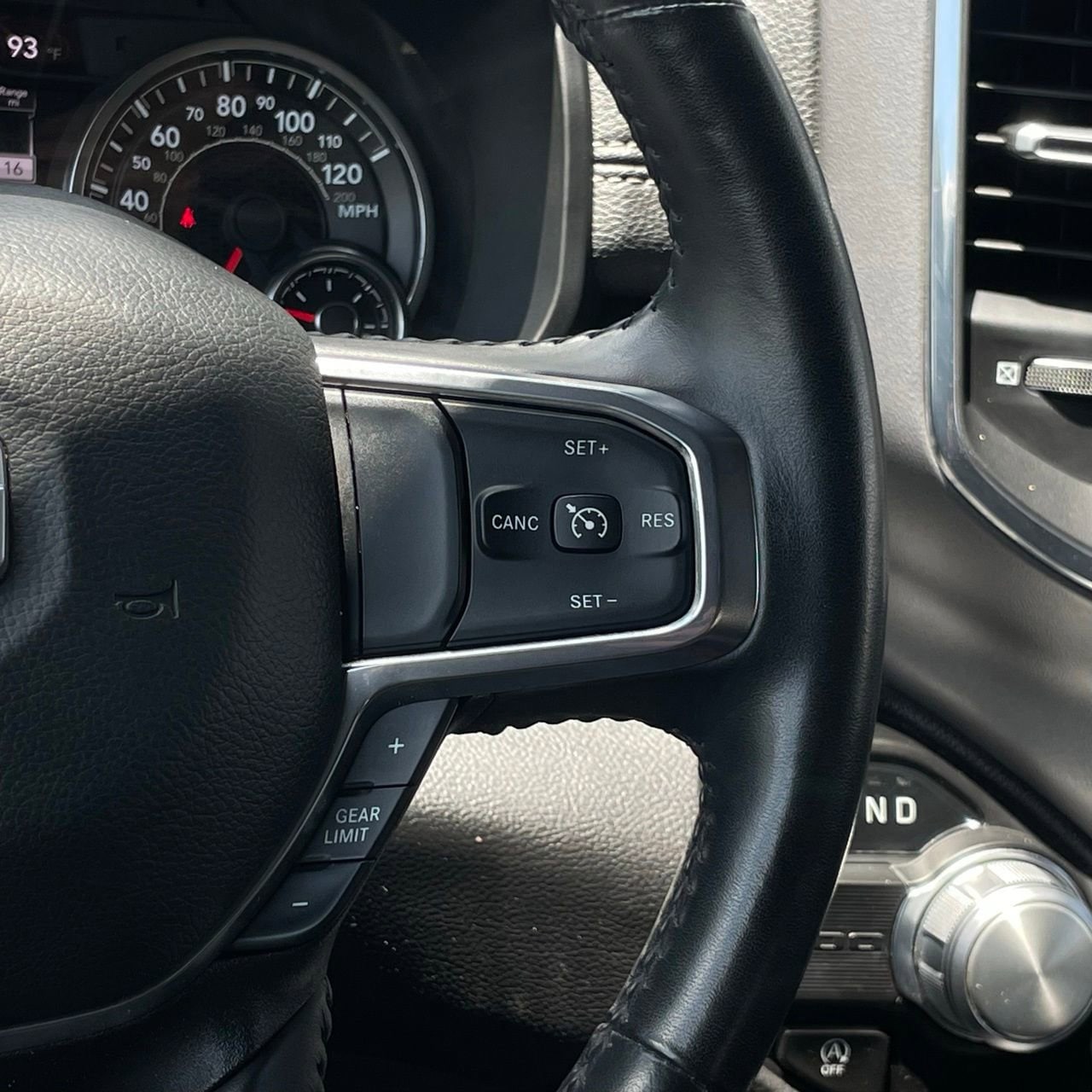 2024 RAM Ram 1500 Pickup Laramie - Photo 15