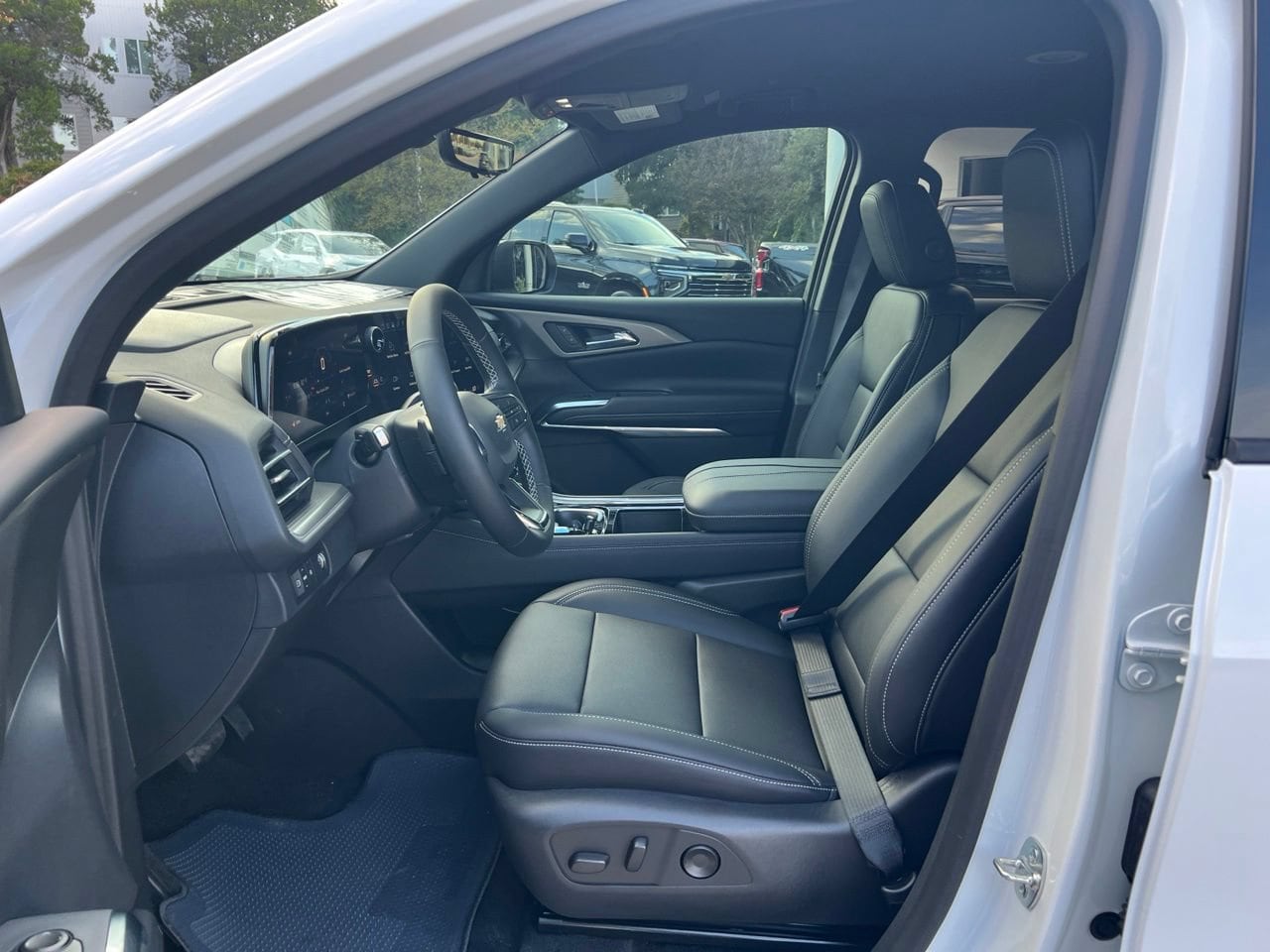 2027 Chevrolet Traverse LT SUV, photo 11