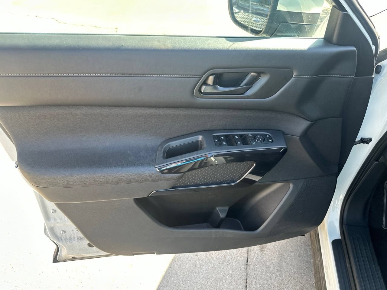 2025 Nissan Pathfinder SV - Photo 10