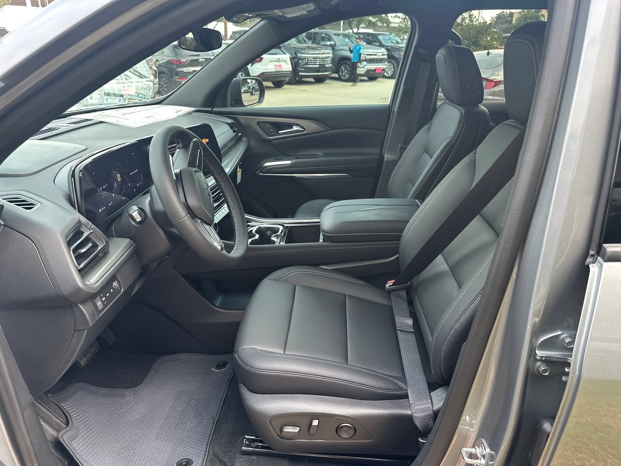 2027 Chevrolet Traverse LT SUV, photo 9