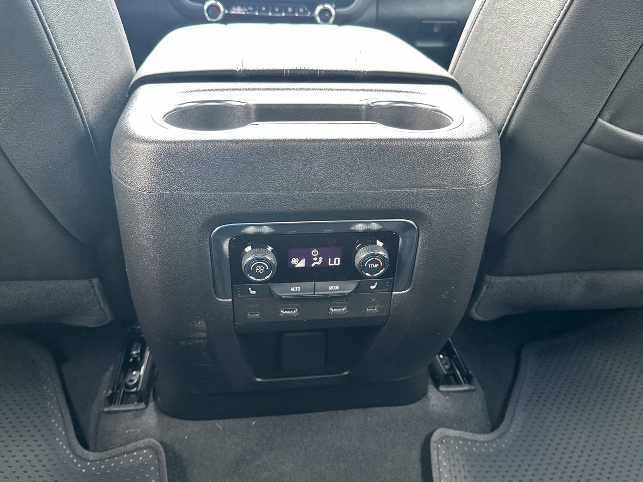 2026 Chevrolet Suburban High Country, photo 25