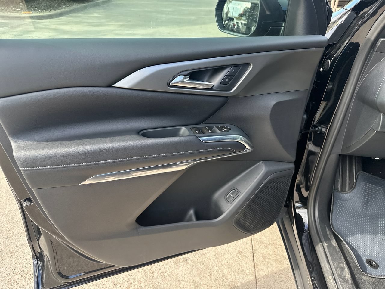 2027 Chevrolet Traverse LT SUV, photo 11