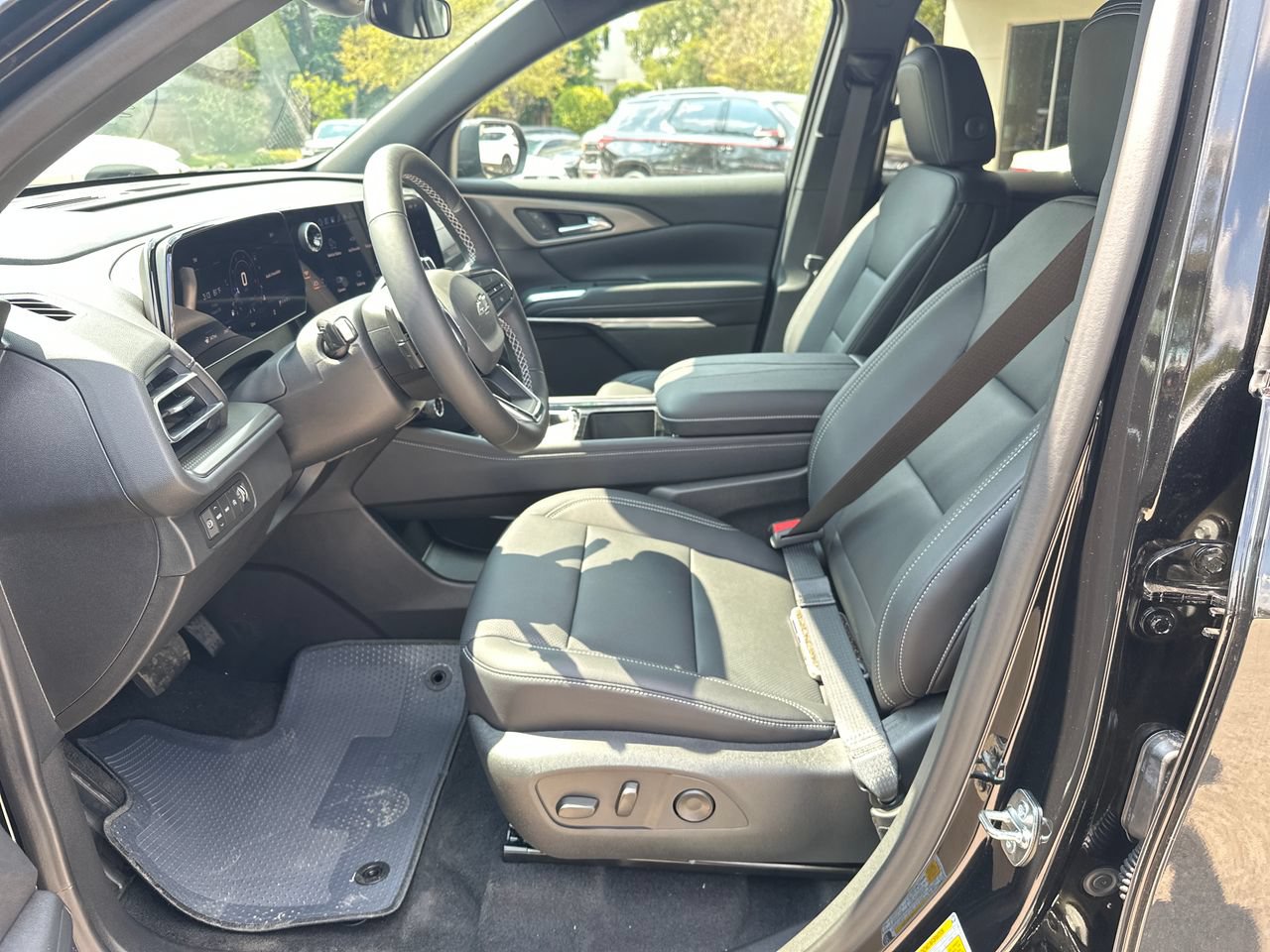 2027 Chevrolet Traverse LT SUV, photo 9