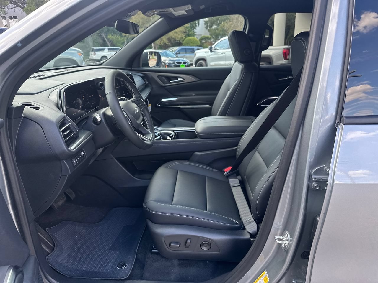 2027 Chevrolet Traverse LT SUV, photo 9