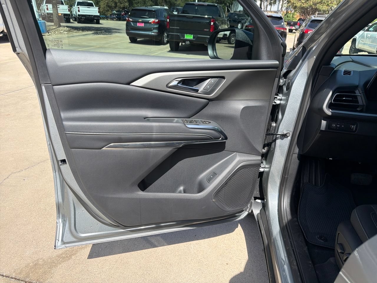 2027 Chevrolet Traverse LT - Photo 10