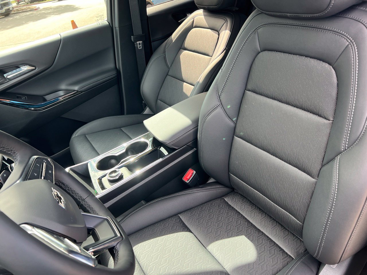 2027 Chevrolet Equinox LT - Photo 11