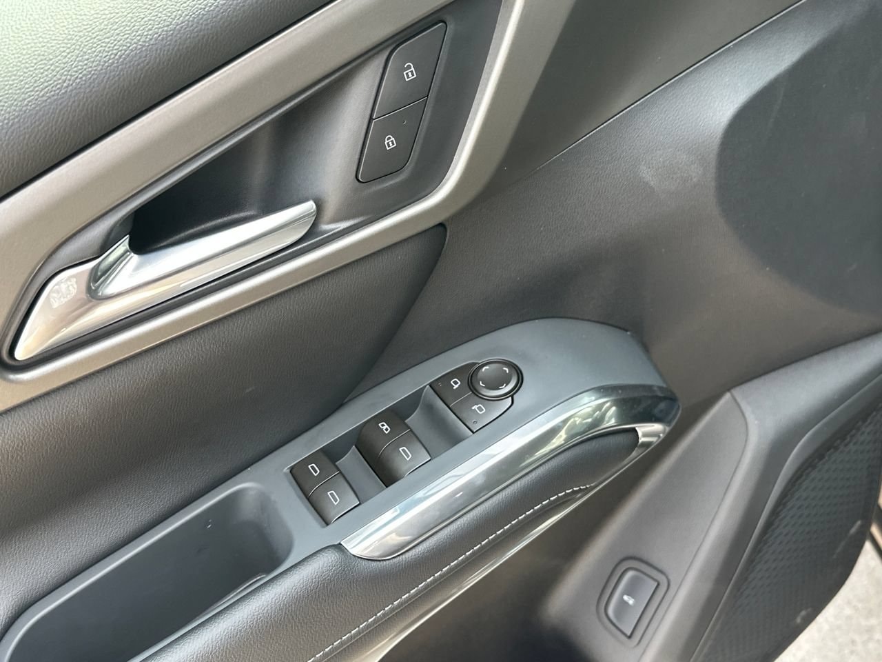 2027 Chevrolet Traverse LT SUV, photo 11