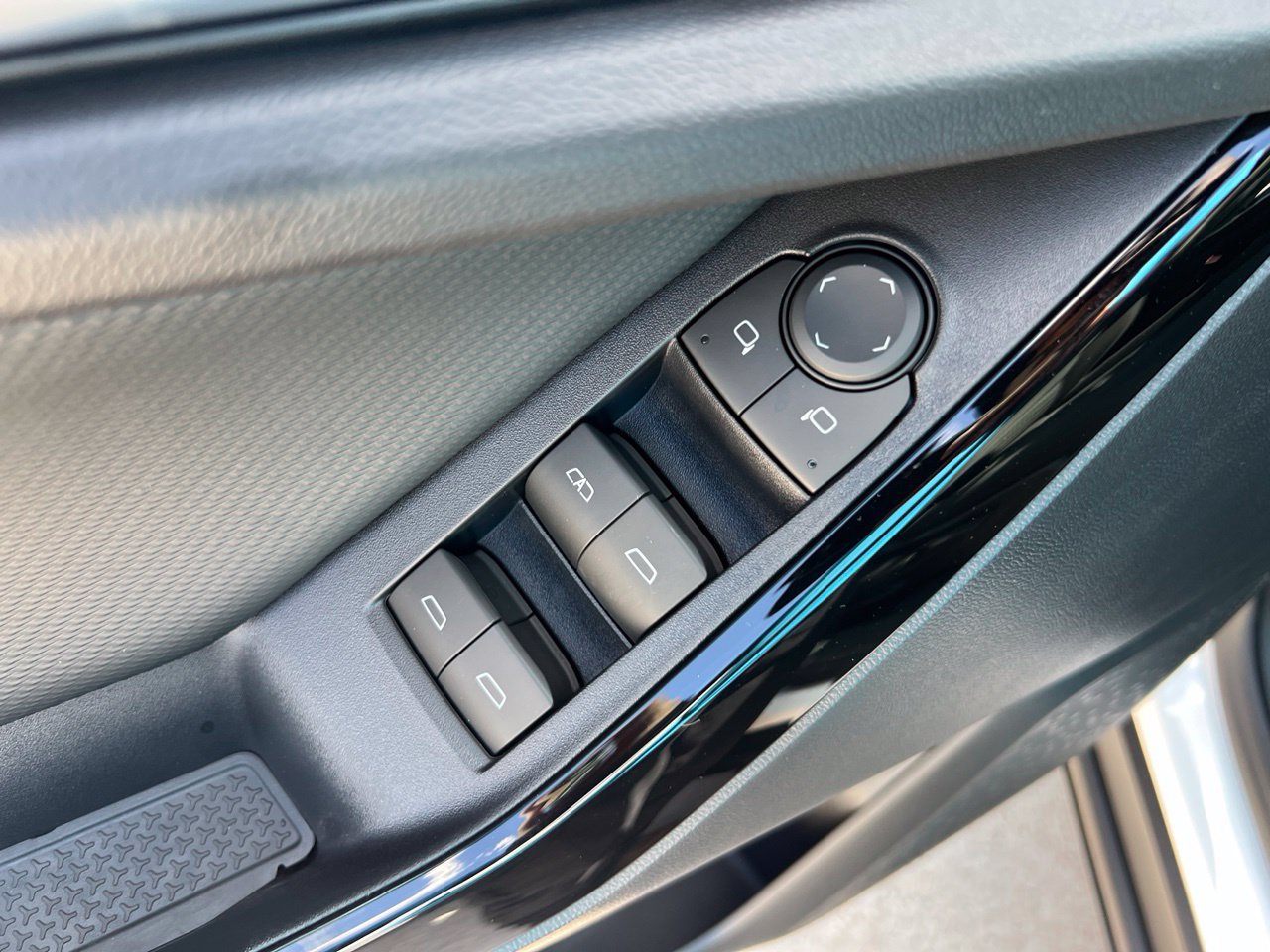 2027 Chevrolet Equinox LT SUV, photo 13