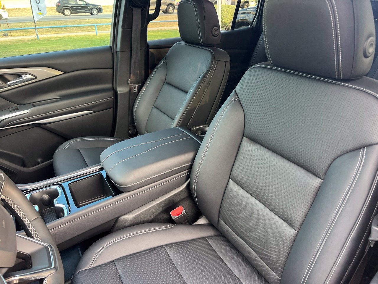 2027 Chevrolet Traverse LT SUV, photo 11