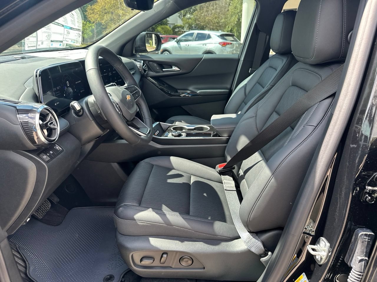 2027 Chevrolet Equinox LT, photo 10