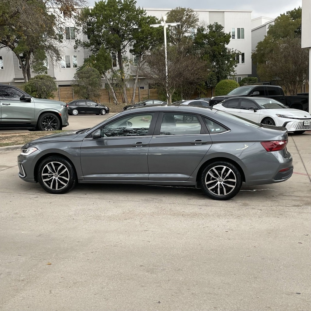 Used 2025 Volkswagen Jetta SE Sedan