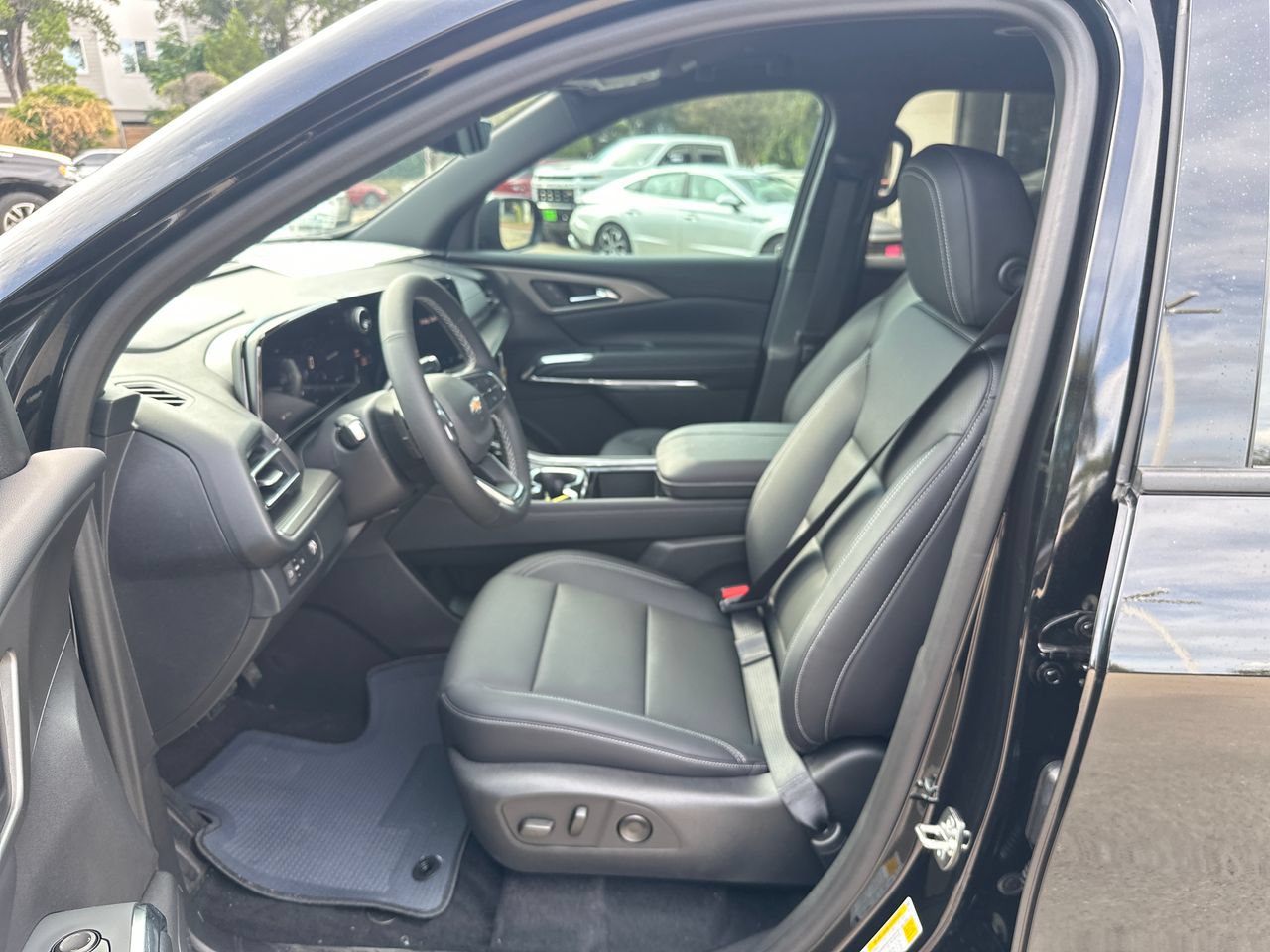 2027 Chevrolet Traverse LT SUV, photo 10