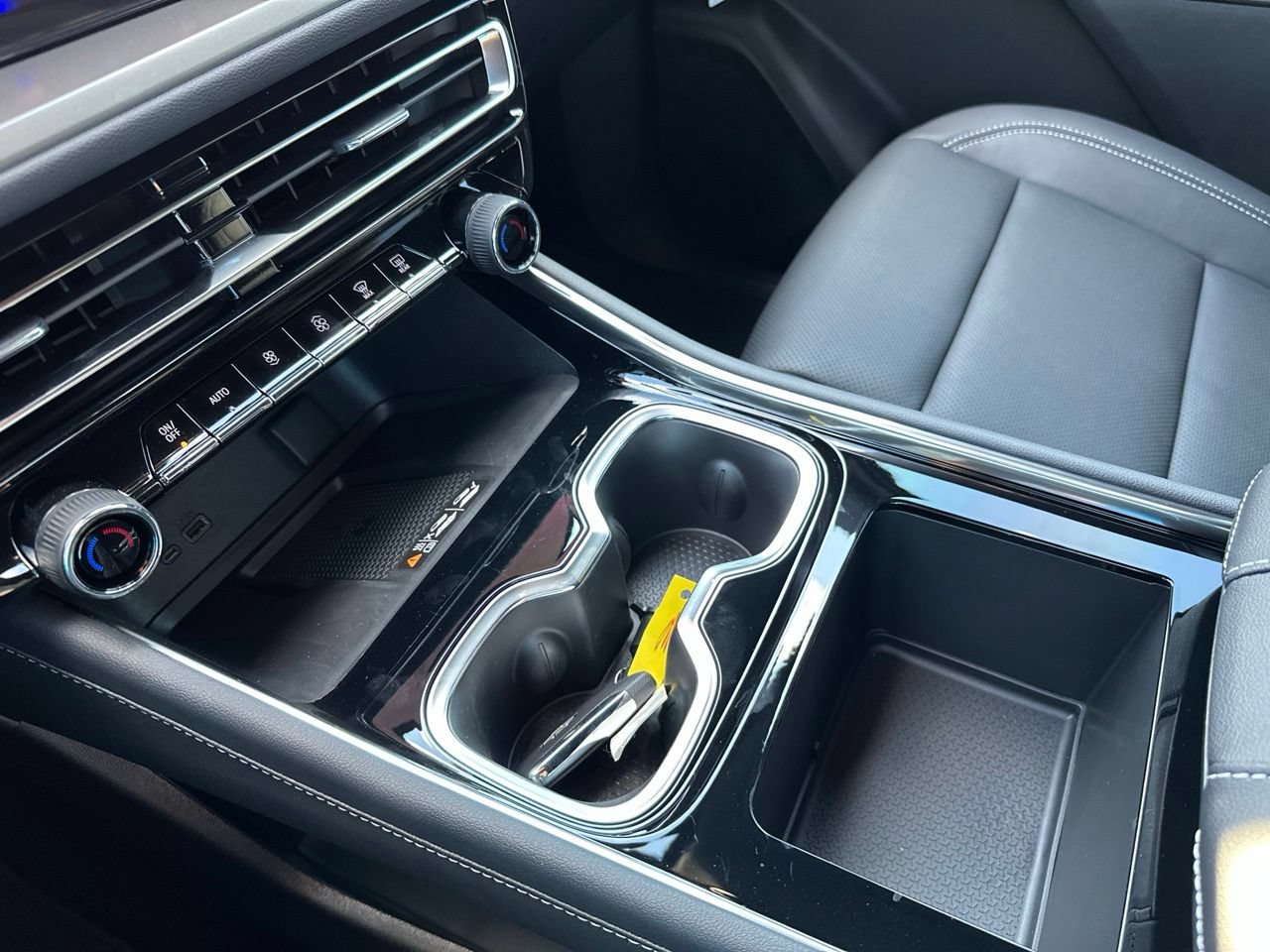 2027 Chevrolet Traverse LT, photo 22