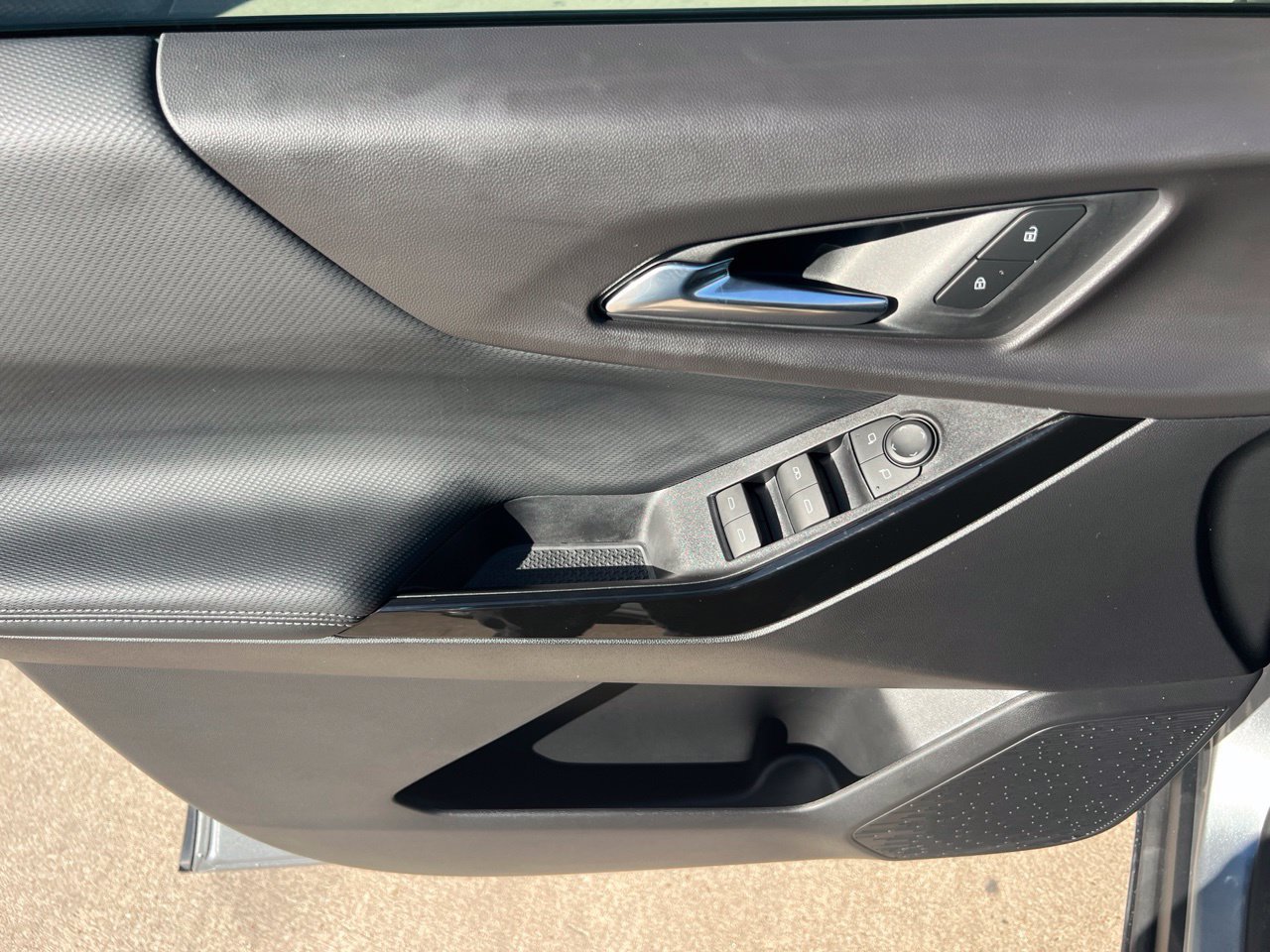 2027 Chevrolet Equinox LT, photo 12