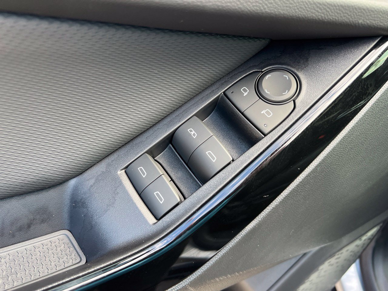 2027 Chevrolet Equinox LT - Photo 12